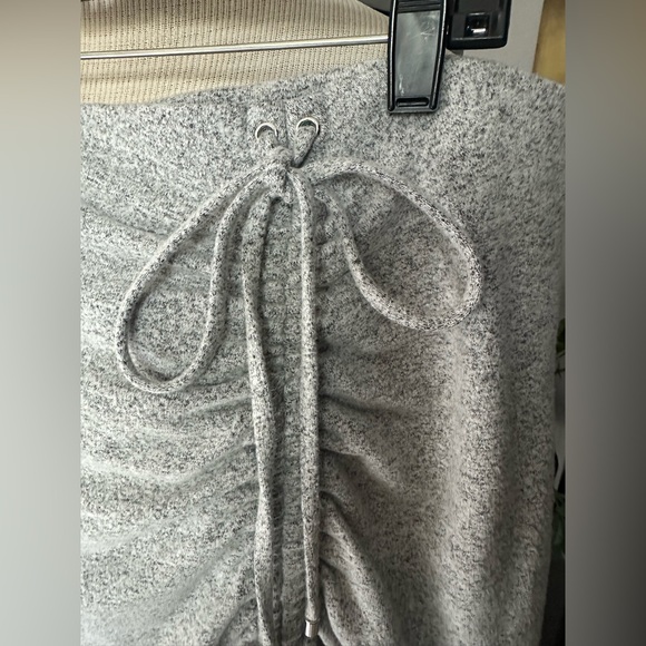 White House Black Market gray ruched skirt, size large - Picture 4 of 13